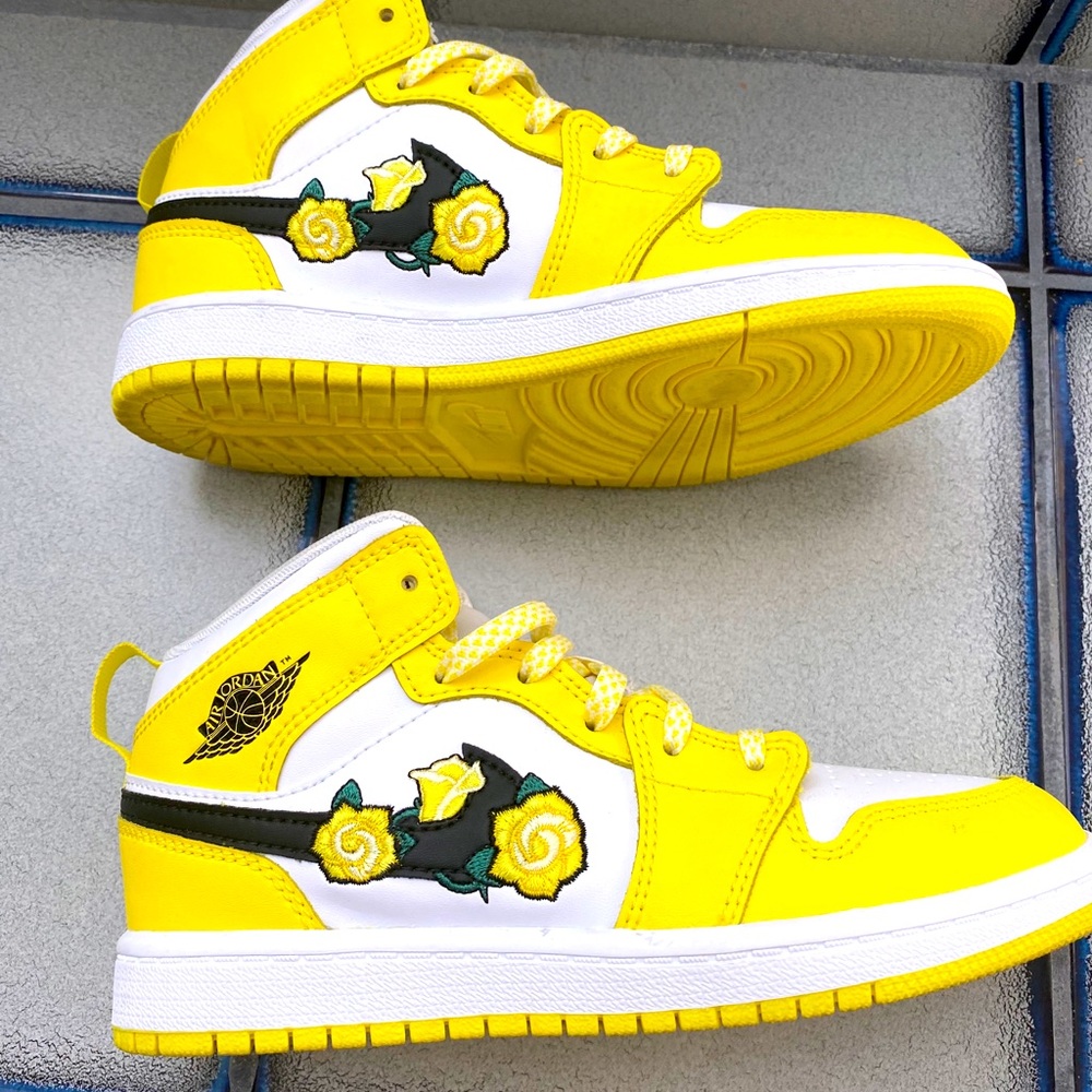 Little girl Jordan mid 1s yellow size 1